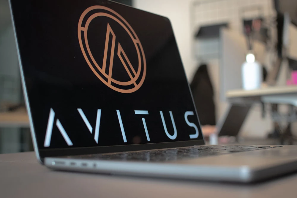 Avitus IT logotyp visas på en datorskärm, Avitus IT jobbar med webbutveckling, apputveckling och systemutveckling