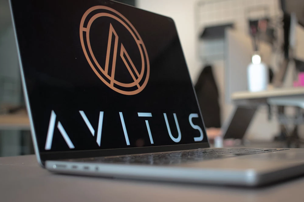 Avitus IT, webbyrå helsingborg, logotyp visas på en datorskärm, Avitus IT jobbar med webbutveckling, apputveckling och systemutveckling