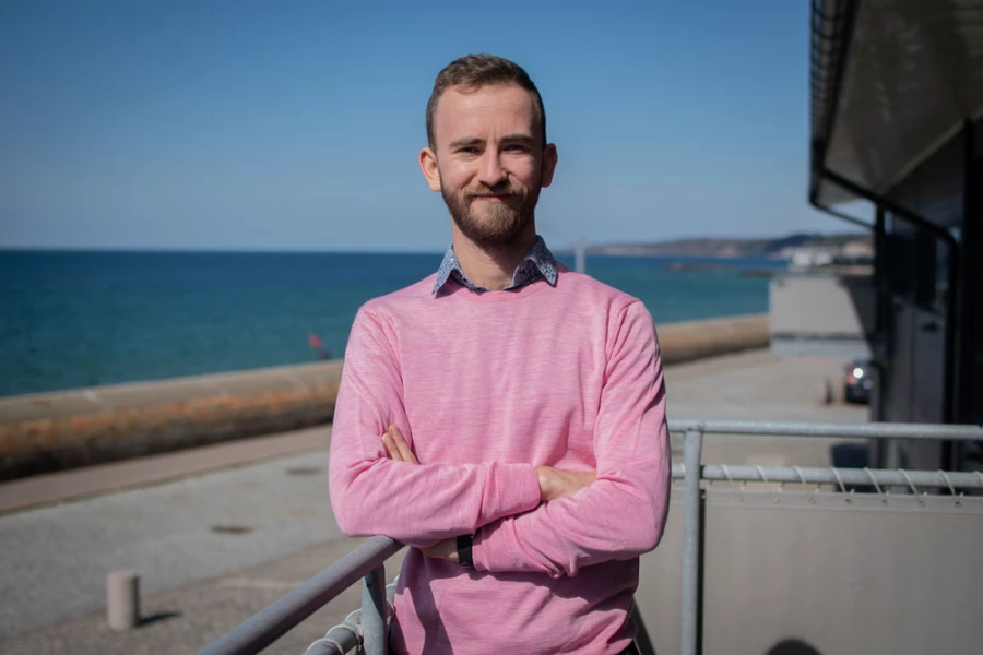 Christoffer, bäst på mobilanpassade hemsidor och grundare av webbyrån Avitus IT, står ute på Balkongen på Huvudkontoret i Helsingborg